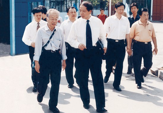中科院院士何祚庥视察天能集团.jpg