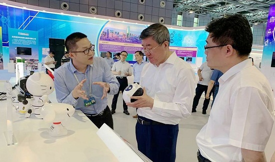 北京市副市长隋振江，在中关村管委会主任翟立新、副主任翁啟文的陪同下参观云知声展台.jpg